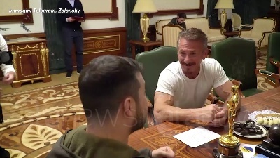 Scene from Sean Penn a Kiev, l'attore dona la sua statuetta dell'Oscar a Zelensky