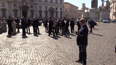 Scene from De Girolamo ai cronisti: "Oggi sono moglie, non commento ma si sa come la penso"