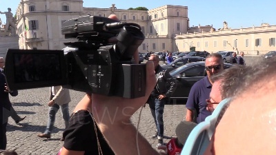 Scene from De Girolamo ai cronisti: "Oggi sono moglie, non commento ma si sa come la penso"