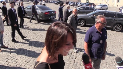 Scene from De Girolamo ai cronisti: "Oggi sono moglie, non commento ma si sa come la penso"