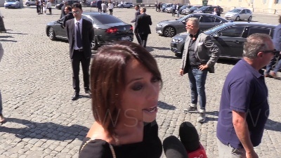 Scene from De Girolamo ai cronisti: "Oggi sono moglie, non commento ma si sa come la penso"
