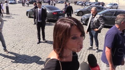 Scene from De Girolamo ai cronisti: "Oggi sono moglie, non commento ma si sa come la penso"