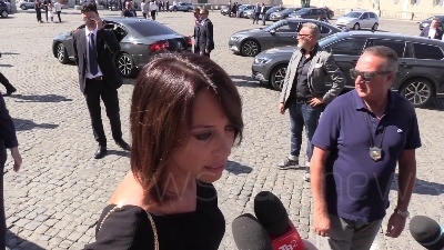 Scene from De Girolamo ai cronisti: "Oggi sono moglie, non commento ma si sa come la penso"