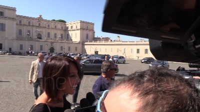 Scene from De Girolamo ai cronisti: "Oggi sono moglie, non commento ma si sa come la penso"