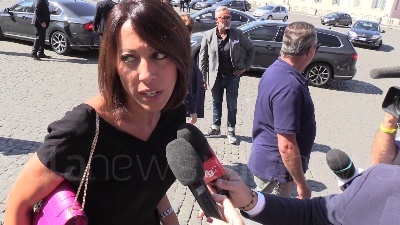 Scene from De Girolamo ai cronisti: "Oggi sono moglie, non commento ma si sa come la penso"
