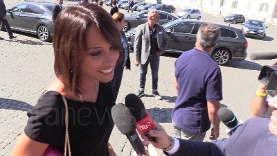 Scene from De Girolamo ai cronisti: "Oggi sono moglie, non commento ma si sa come la penso"