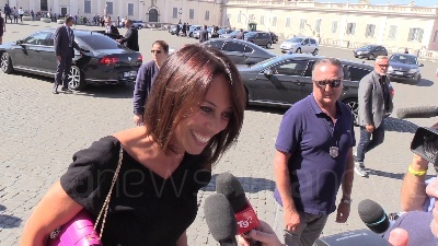 Scene from De Girolamo ai cronisti: "Oggi sono moglie, non commento ma si sa come la penso"