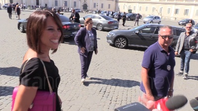 Scene from De Girolamo ai cronisti: "Oggi sono moglie, non commento ma si sa come la penso"