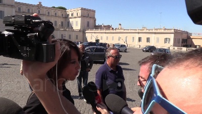 Scene from De Girolamo ai cronisti: "Oggi sono moglie, non commento ma si sa come la penso"