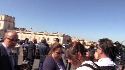 Scene from De Girolamo ai cronisti: "Oggi sono moglie, non commento ma si sa come la penso"