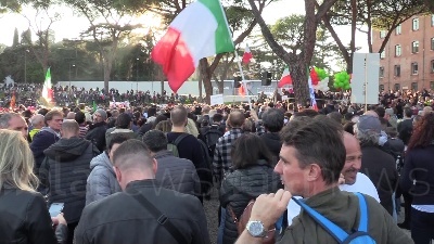 Scene from In 3mila al Circo Massimo a sit-in contro Green pass