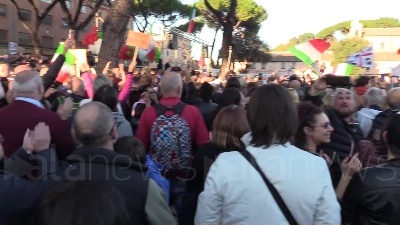 Scene from In 3mila al Circo Massimo a sit-in contro Green pass