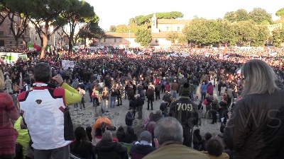 Scene from In 3mila al Circo Massimo a sit-in contro Green pass