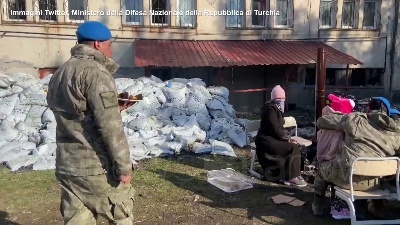 Scene from Terremoto in Turchia, festicciola di compleanno per una bambina che ha perso la madre