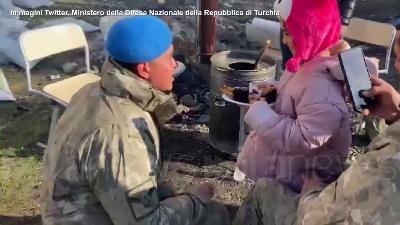 Scene from Terremoto in Turchia, festicciola di compleanno per una bambina che ha perso la madre