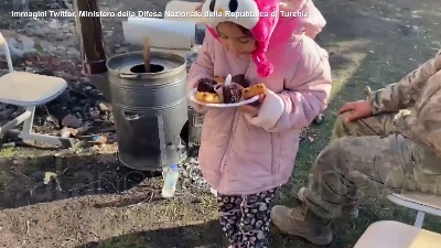 Scene from Terremoto in Turchia, festicciola di compleanno per una bambina che ha perso la madre