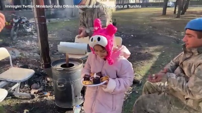 Scene from Terremoto in Turchia, festicciola di compleanno per una bambina che ha perso la madre