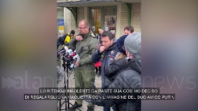 Scene from Ucraina, Salvini contestato in Polonia: "Ecco una maglietta del suo amico Putin"
