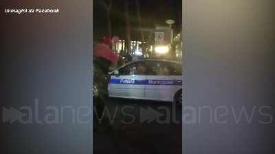 Scene from Movida a Milano Marittima, giovani entrano nell'auto dei vigili