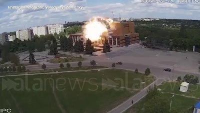 Scene from Ucraina, attacco missilistico russo alla "Casa della cultura" di Lozova