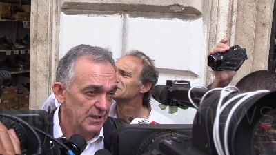 Scene from Rossi: "Spero che Renzi non danneggi Pd e governo, altrimenti ci sia risposta"