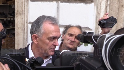 Scene from Rossi: "Spero che Renzi non danneggi Pd e governo, altrimenti ci sia risposta"