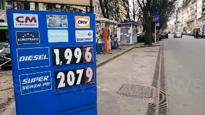 Scene from Caro benzina, prezzi alle stelle a Milano: carburante sopra i 2 euro al litro
