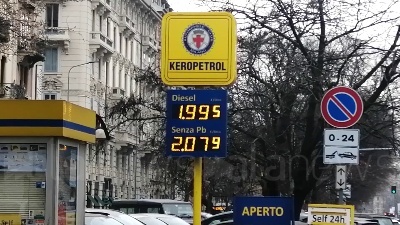 Scene from Caro benzina, prezzi alle stelle a Milano: carburante sopra i 2 euro al litro