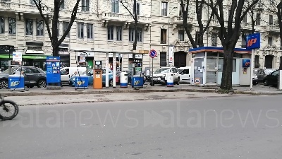 Scene from Caro benzina, prezzi alle stelle a Milano: carburante sopra i 2 euro al litro