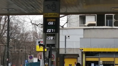 Scene from Caro benzina, prezzi alle stelle a Milano: carburante sopra i 2 euro al litro