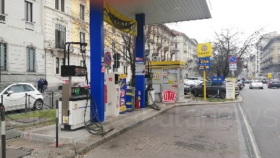 Scene from Caro benzina, prezzi alle stelle a Milano: carburante sopra i 2 euro al litro