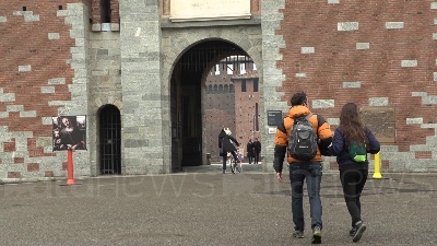 Scene from Milano, lavoratori dello spettacolo in protesta: "Musei chiusi ma folle per le vie dello shopping"