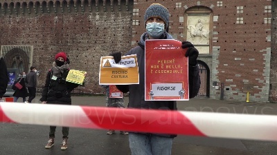 Scene from Milano, lavoratori dello spettacolo in protesta: "Musei chiusi ma folle per le vie dello shopping"