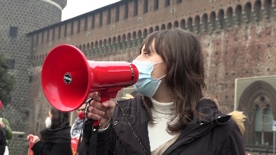 Scene from Milano, lavoratori dello spettacolo in protesta: "Musei chiusi ma folle per le vie dello shopping"
