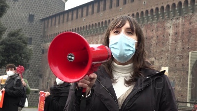 Scene from Milano, lavoratori dello spettacolo in protesta: "Musei chiusi ma folle per le vie dello shopping"