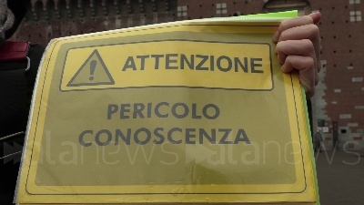 Scene from Milano, lavoratori dello spettacolo in protesta: "Musei chiusi ma folle per le vie dello shopping"