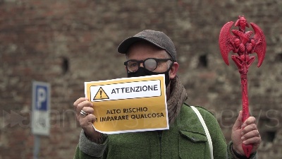 Scene from Milano, lavoratori dello spettacolo in protesta: "Musei chiusi ma folle per le vie dello shopping"