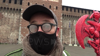 Scene from Milano, lavoratori dello spettacolo in protesta: "Musei chiusi ma folle per le vie dello shopping"