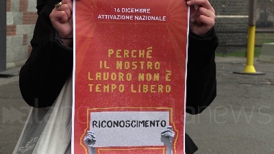 Scene from Milano, lavoratori dello spettacolo in protesta: "Musei chiusi ma folle per le vie dello shopping"