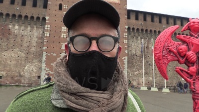 Scene from Milano, lavoratori dello spettacolo in protesta: "Musei chiusi ma folle per le vie dello shopping"