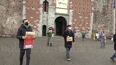 Scene from Milano, lavoratori dello spettacolo in protesta: "Musei chiusi ma folle per le vie dello shopping"