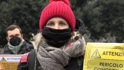 Scene from Milano, lavoratori dello spettacolo in protesta: "Musei chiusi ma folle per le vie dello shopping"