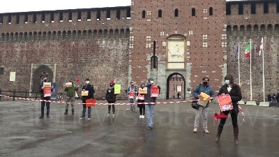 Scene from Milano, lavoratori dello spettacolo in protesta: "Musei chiusi ma folle per le vie dello shopping"