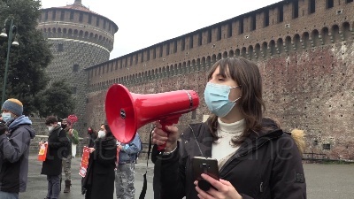 Scene from Milano, lavoratori dello spettacolo in protesta: "Musei chiusi ma folle per le vie dello shopping"