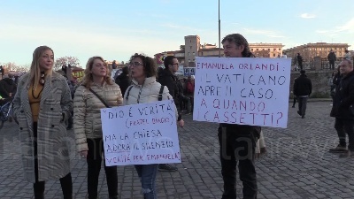 Scene from Caso Orlandi, sit-in per Emanuela a due passi da San Pietro
