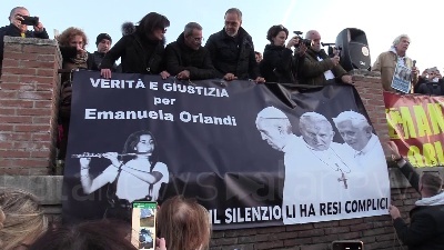 Scene from Caso Orlandi, sit-in per Emanuela a due passi da San Pietro