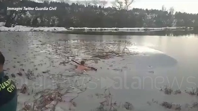 Scene from Spagna, due agenti si tuffano nel lago ghiacciato per salvare un cane