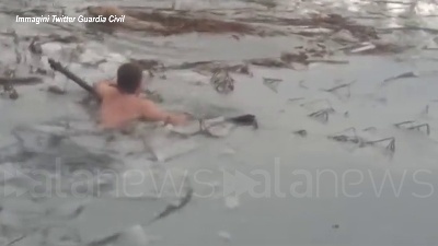 Scene from Spagna, due agenti si tuffano nel lago ghiacciato per salvare un cane