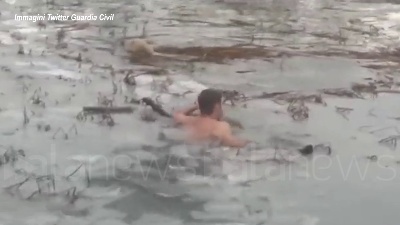 Scene from Spagna, due agenti si tuffano nel lago ghiacciato per salvare un cane