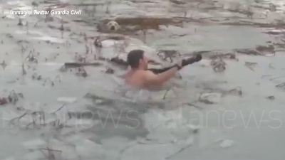 Scene from Spagna, due agenti si tuffano nel lago ghiacciato per salvare un cane